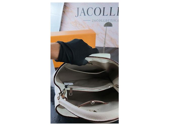 Louis Vuitton Capucines BB in pelle Taurillon bianca Bianco - vista 11