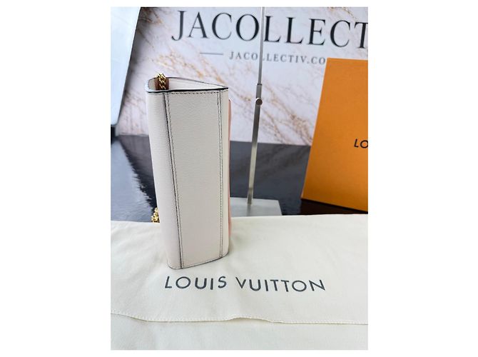 Louis Vuitton Pochette Lockme en cuir grainé blanc et rose - vue 10