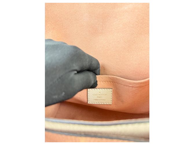 Louis Vuitton Pochette Lockme en cuir grainé blanc et rose - vue 4