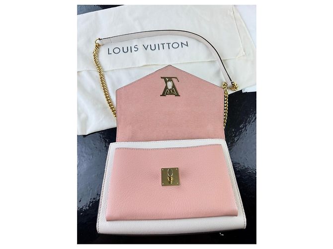 Louis Vuitton Pochette Lockme en cuir grainé blanc et rose - vue 5
