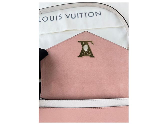 Louis Vuitton Pochette Lockme en cuir grainé blanc et rose - vue 6