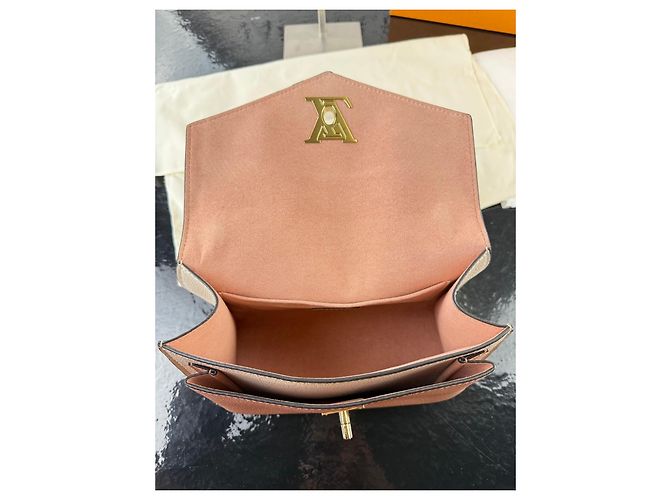 Louis Vuitton Pochette Lockme en cuir grainé blanc et rose - vue 7