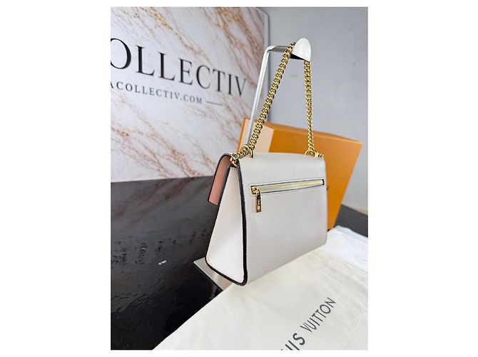 Louis Vuitton Pochette Lockme en cuir grainé blanc et rose - vue 8