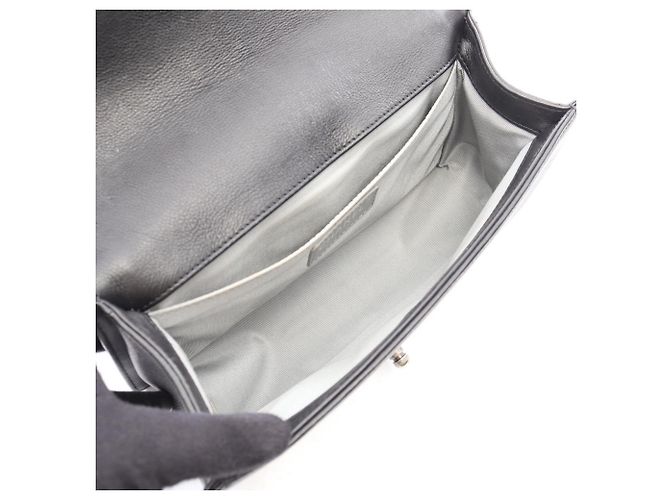 Borsa a tracolla Chanel Boy in pelle d'agnello nera Nero - vista 3