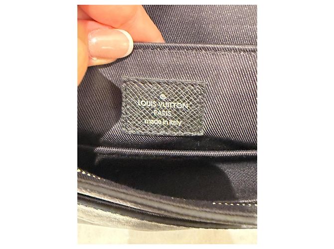 Louis Vuitton District Borsa a Tracolla Pelle Nera Nero - vista 10