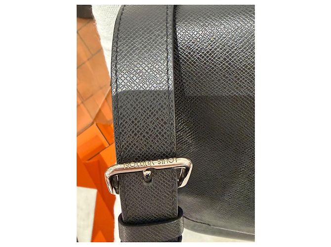 Louis Vuitton District Borsa a Tracolla Pelle Nera Nero - vista 3