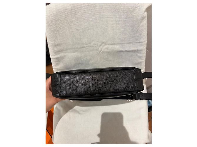 Louis Vuitton District Borsa a Tracolla Pelle Nera Nero - vista 8