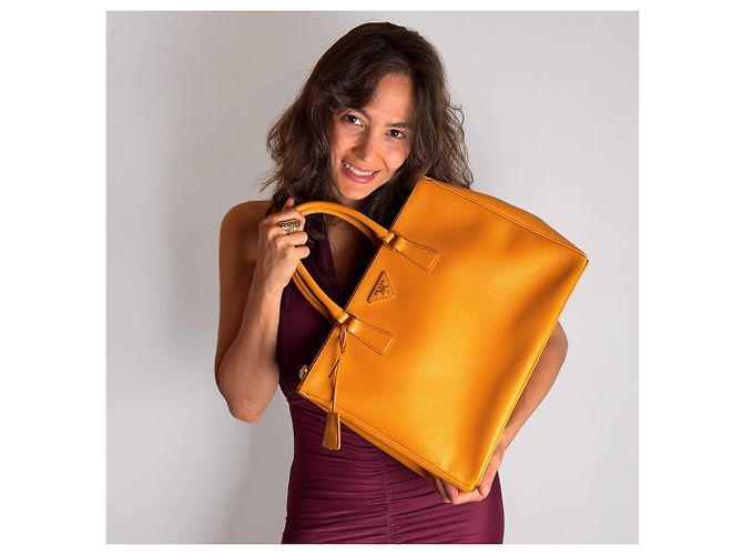 Prada Borsa Tote Galleria Large in pelle Saffiano Lux Mustard Senape - vista 2