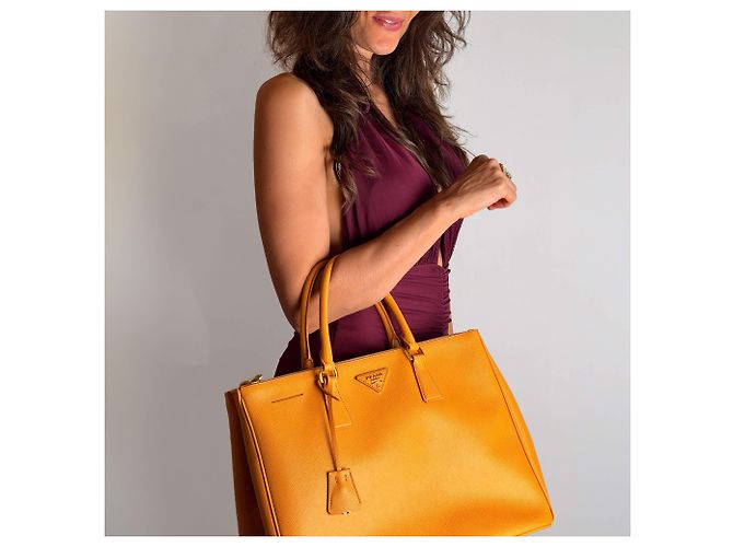 Prada Borsa Tote Galleria Large in pelle Saffiano Lux Mustard Senape - vista 4