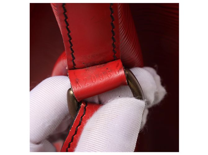 Borsa a tracolla Louis Vuitton Noe in pelle Epi rossa M44007 Rosso - vista 7