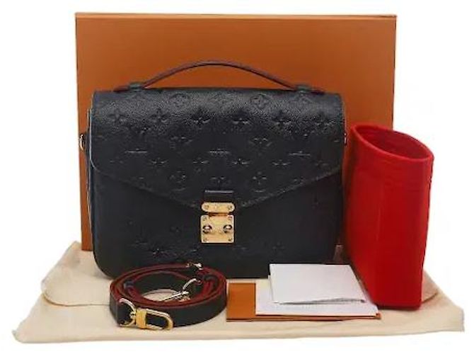 Louis Vuitton Uma mala estilo messenger feita do elegante material de couro Monogram Empreinte, ostentando um padrão em relevo subtil e uma durabilidade excecional. O fecho clássico S-lock adiciona um toque sofisticado, e Preto - vista 11