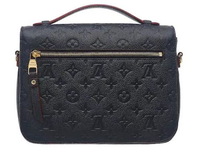 Louis Vuitton Uma mala estilo messenger feita do elegante material de couro Monogram Empreinte, ostentando um padrão em relevo subtil e uma durabilidade excecional. O fecho clássico S-lock adiciona um toque sofisticado, e Preto - vista 2