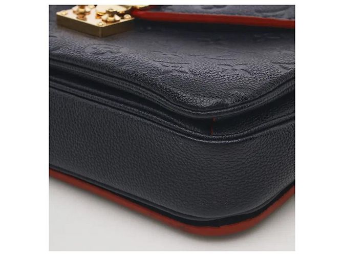 Louis Vuitton Uma mala estilo messenger feita do elegante material de couro Monogram Empreinte, ostentando um padrão em relevo subtil e uma durabilidade excecional. O fecho clássico S-lock adiciona um toque sofisticado, e Preto - vista 3