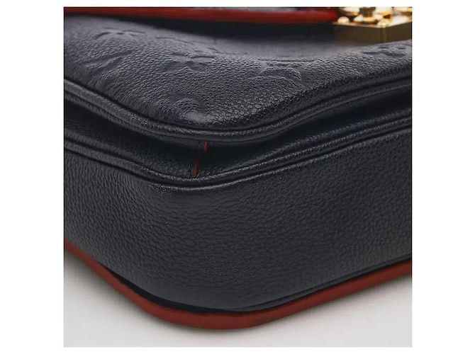 Louis Vuitton Uma mala estilo messenger feita do elegante material de couro Monogram Empreinte, ostentando um padrão em relevo subtil e uma durabilidade excecional. O fecho clássico S-lock adiciona um toque sofisticado, e Preto - vista 4