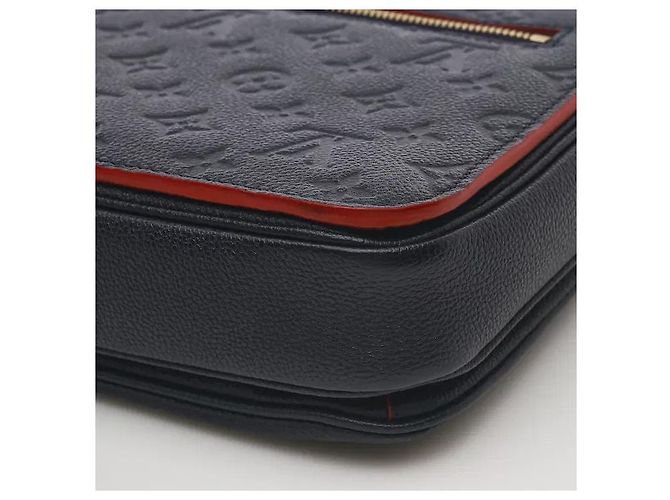 Louis Vuitton Uma mala estilo messenger feita do elegante material de couro Monogram Empreinte, ostentando um padrão em relevo subtil e uma durabilidade excecional. O fecho clássico S-lock adiciona um toque sofisticado, e Preto - vista 5