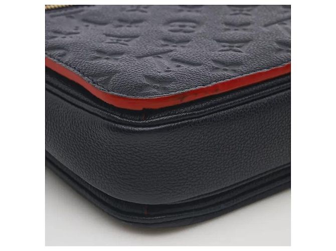 Louis Vuitton Uma mala estilo messenger feita do elegante material de couro Monogram Empreinte, ostentando um padrão em relevo subtil e uma durabilidade excecional. O fecho clássico S-lock adiciona um toque sofisticado, e Preto - vista 6