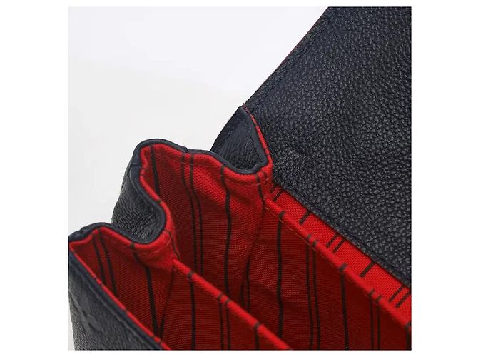 Louis Vuitton Uma mala estilo messenger feita do elegante material de couro Monogram Empreinte, ostentando um padrão em relevo subtil e uma durabilidade excecional. O fecho clássico S-lock adiciona um toque sofisticado, e Preto - vista 7