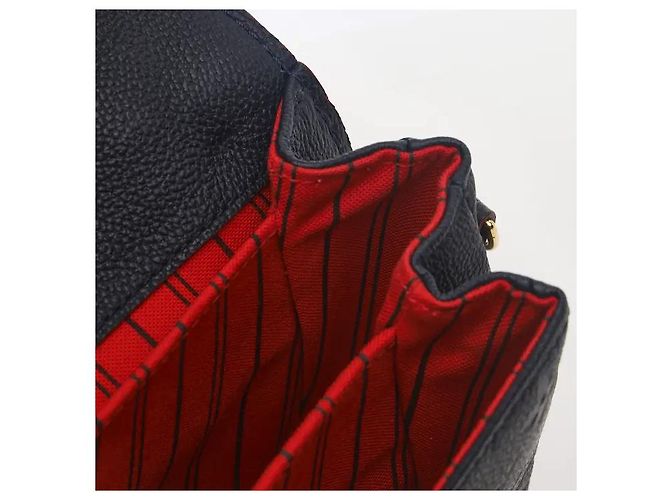 Louis Vuitton Uma mala estilo messenger feita do elegante material de couro Monogram Empreinte, ostentando um padrão em relevo subtil e uma durabilidade excecional. O fecho clássico S-lock adiciona um toque sofisticado, e Preto - vista 8