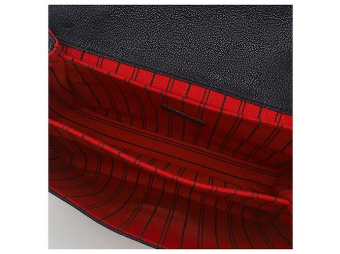 Louis Vuitton Uma mala estilo messenger feita do elegante material de couro Monogram Empreinte, ostentando um padrão em relevo subtil e uma durabilidade excecional. O fecho clássico S-lock adiciona um toque sofisticado, e Preto - vista 9