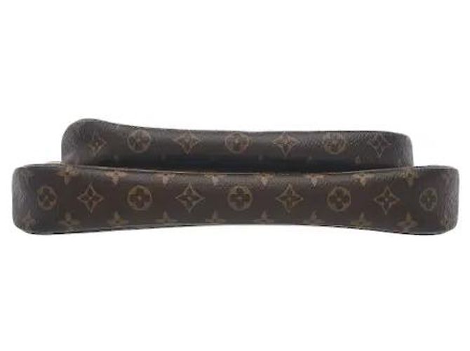 Louis Vuitton Realizzato in tela Monogram, questo modello vanta leggerezza e una pratica durabilità resistente alle macchie esterne e all'umidità. La Pochette Accessoires, la Mini Pochette Accessoires e Marrone - vista 3