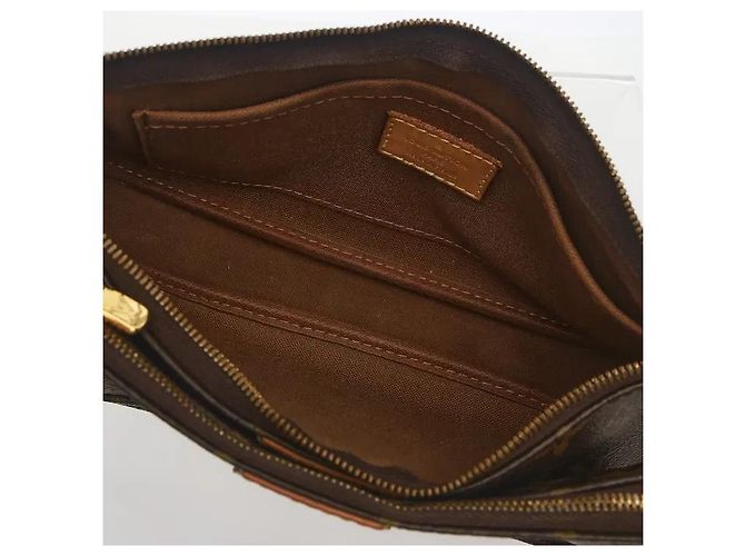 Louis Vuitton Realizzato in tela Monogram, questo modello vanta leggerezza e una pratica durabilità resistente alle macchie esterne e all'umidità. La Pochette Accessoires, la Mini Pochette Accessoires e Marrone - vista 4