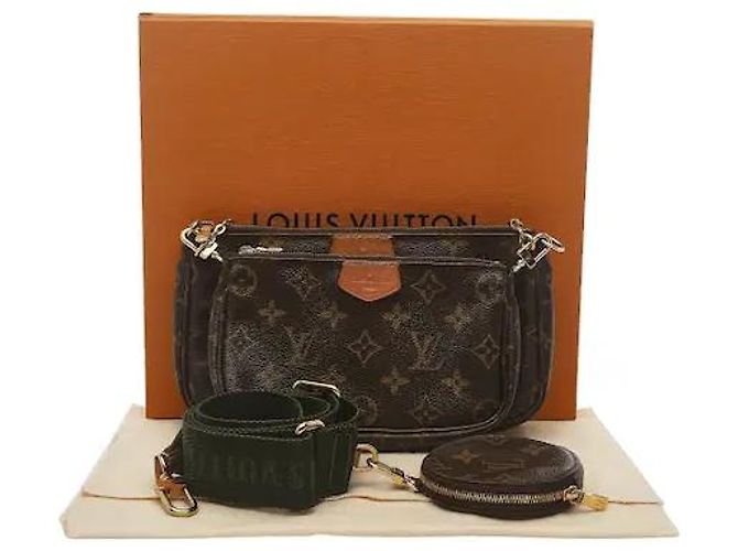 Louis Vuitton Realizzato in tela Monogram, questo modello vanta leggerezza e una pratica durabilità resistente alle macchie esterne e all'umidità. La Pochette Accessoires, la Mini Pochette Accessoires e Marrone - vista 6