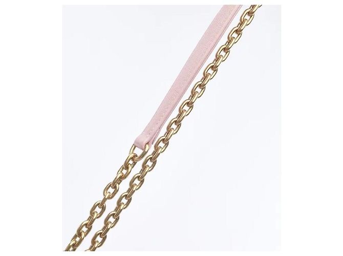 Miu Miu Uma mala em pele nappa com um detalhe distintivo de acolchoado Matelassé tridimensional, apresentando um toque macio e uma silhueta flexível. Resistente a riscos e manchas, é prática, e a alça Rosa - vista 10