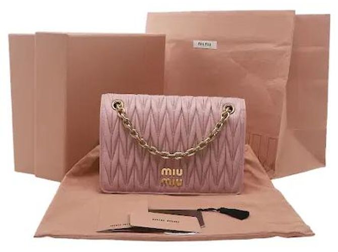 Miu Miu Uma mala em pele nappa com um detalhe distintivo de acolchoado Matelassé tridimensional, apresentando um toque macio e uma silhueta flexível. Resistente a riscos e manchas, é prática, e a alça Rosa - vista 11