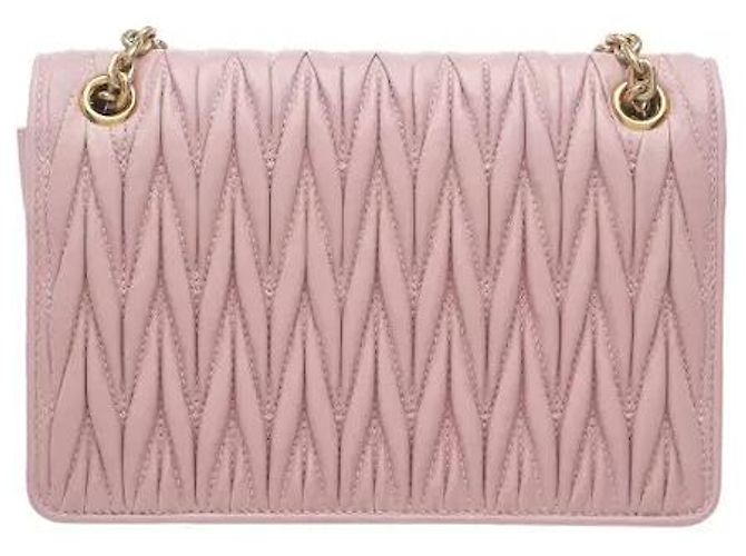 Miu Miu Uma mala em pele nappa com um detalhe distintivo de acolchoado Matelassé tridimensional, apresentando um toque macio e uma silhueta flexível. Resistente a riscos e manchas, é prática, e a alça Rosa - vista 2