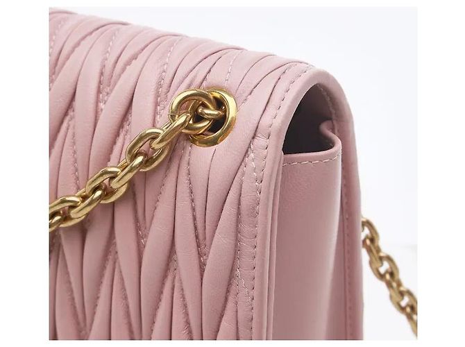 Miu Miu Uma mala em pele nappa com um detalhe distintivo de acolchoado Matelassé tridimensional, apresentando um toque macio e uma silhueta flexível. Resistente a riscos e manchas, é prática, e a alça Rosa - vista 3