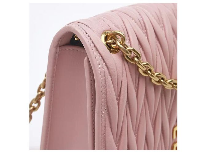 Miu Miu Uma mala em pele nappa com um detalhe distintivo de acolchoado Matelassé tridimensional, apresentando um toque macio e uma silhueta flexível. Resistente a riscos e manchas, é prática, e a alça Rosa - vista 4