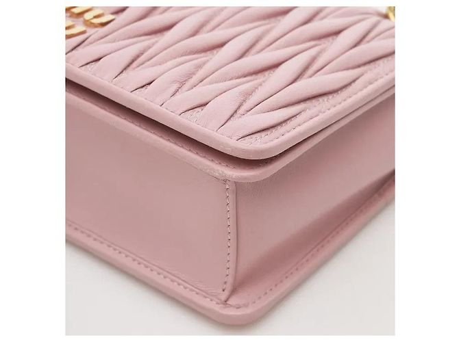 Miu Miu Uma mala em pele nappa com um detalhe distintivo de acolchoado Matelassé tridimensional, apresentando um toque macio e uma silhueta flexível. Resistente a riscos e manchas, é prática, e a alça Rosa - vista 5