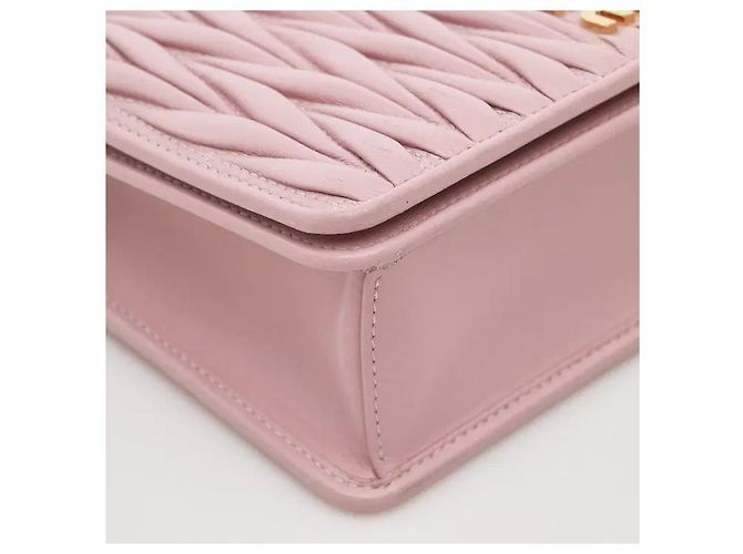 Miu Miu Uma mala em pele nappa com um detalhe distintivo de acolchoado Matelassé tridimensional, apresentando um toque macio e uma silhueta flexível. Resistente a riscos e manchas, é prática, e a alça Rosa - vista 6