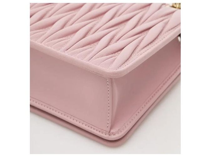 Miu Miu Uma mala em pele nappa com um detalhe distintivo de acolchoado Matelassé tridimensional, apresentando um toque macio e uma silhueta flexível. Resistente a riscos e manchas, é prática, e a alça Rosa - vista 7