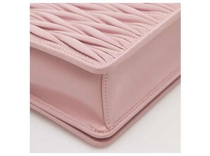 Miu Miu Uma mala em pele nappa com um detalhe distintivo de acolchoado Matelassé tridimensional, apresentando um toque macio e uma silhueta flexível. Resistente a riscos e manchas, é prática, e a alça Rosa - vista 8
