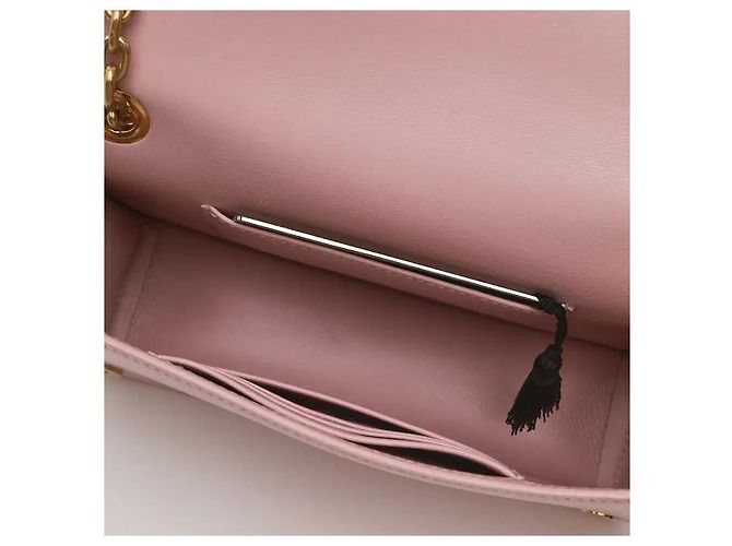 Miu Miu Uma mala em pele nappa com um detalhe distintivo de acolchoado Matelassé tridimensional, apresentando um toque macio e uma silhueta flexível. Resistente a riscos e manchas, é prática, e a alça Rosa - vista 9
