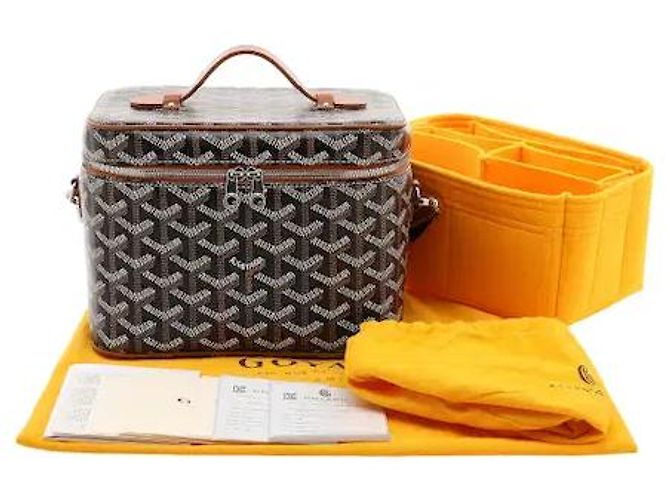 Realizzato nel materiale canvas Goyardine firmato Goyard, questo modello è leggero, altamente resistente e immune a graffi e macchie. Una silhouette vanity tridimensionale si armonizza con il lusso - vista 11