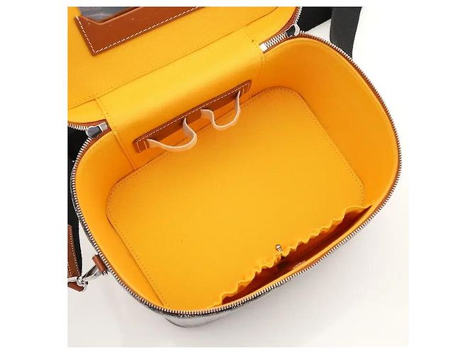 Realizzato nel materiale canvas Goyardine firmato Goyard, questo modello è leggero, altamente resistente e immune a graffi e macchie. Una silhouette vanity tridimensionale si armonizza con il lusso - vista 9