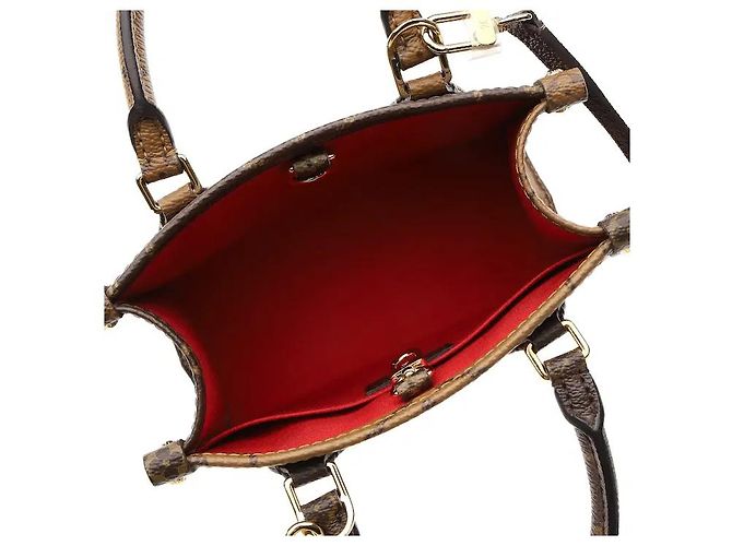 Louis Vuitton Una tote bag in cui l'iconica tela Monogram e Monogram Reverse raggiungono un'armonia sensuale. Il materiale in tela leggero e altamente resistente si combina con una silhouette angolare per un tocco sofisticato, e Marrone - vista 5