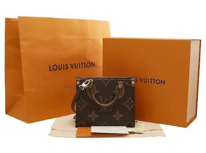 Louis Vuitton Una tote bag in cui l'iconica tela Monogram e Monogram Reverse raggiungono un'armonia sensuale. Il materiale in tela leggero e altamente resistente si combina con una silhouette angolare per un tocco sofisticato, e Marrone - vista 7