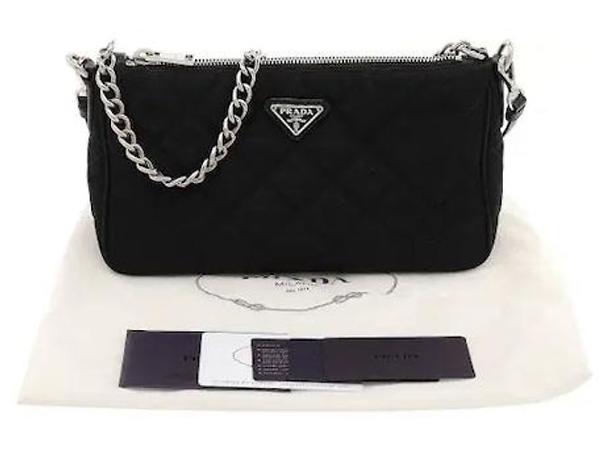 Uma mala de ombro que adiciona um padrão acolchoado sofisticado ao material de nylon icónico da Prada, revelando uma sensibilidade clássica mas moderna. O corpo de nylon, leve e resistente, é resistente a manchas do dia a dia. Preto - vista 10