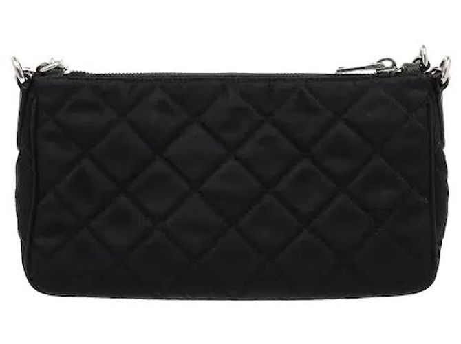 Uma mala de ombro que adiciona um padrão acolchoado sofisticado ao material de nylon icónico da Prada, revelando uma sensibilidade clássica mas moderna. O corpo de nylon, leve e resistente, é resistente a manchas do dia a dia. Preto - vista 2