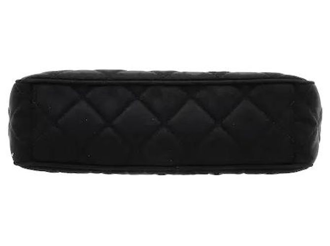 Uma mala de ombro que adiciona um padrão acolchoado sofisticado ao material de nylon icónico da Prada, revelando uma sensibilidade clássica mas moderna. O corpo de nylon, leve e resistente, é resistente a manchas do dia a dia. Preto - vista 3