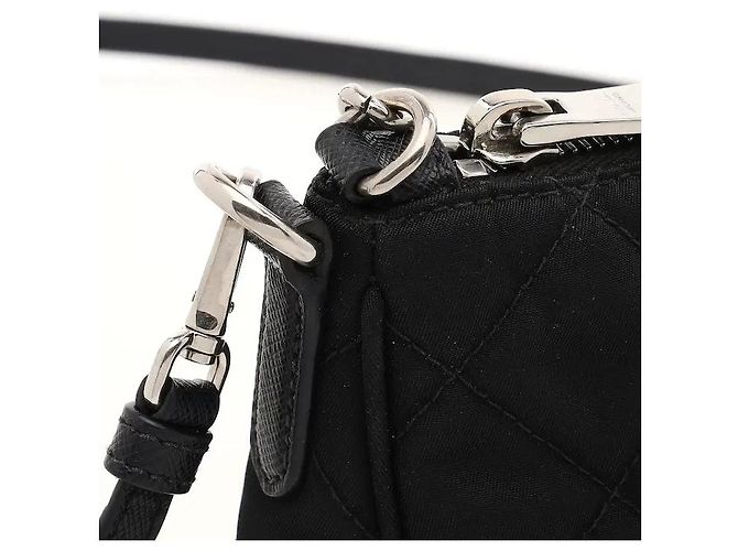 Uma mala de ombro que adiciona um padrão acolchoado sofisticado ao material de nylon icónico da Prada, revelando uma sensibilidade clássica mas moderna. O corpo de nylon, leve e resistente, é resistente a manchas do dia a dia. Preto - vista 4