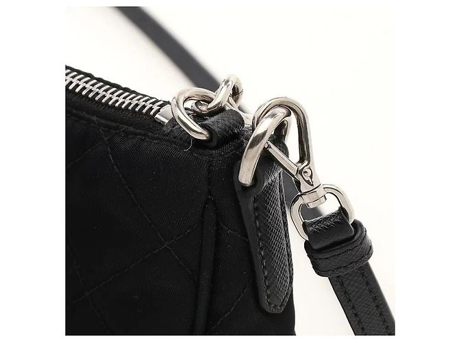 Uma mala de ombro que adiciona um padrão acolchoado sofisticado ao material de nylon icónico da Prada, revelando uma sensibilidade clássica mas moderna. O corpo de nylon, leve e resistente, é resistente a manchas do dia a dia. Preto - vista 5