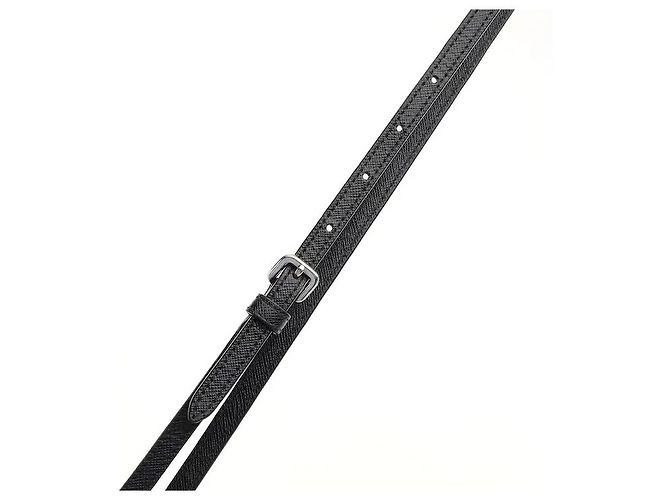 Uma mala de ombro que adiciona um padrão acolchoado sofisticado ao material de nylon icónico da Prada, revelando uma sensibilidade clássica mas moderna. O corpo de nylon, leve e resistente, é resistente a manchas do dia a dia. Preto - vista 9