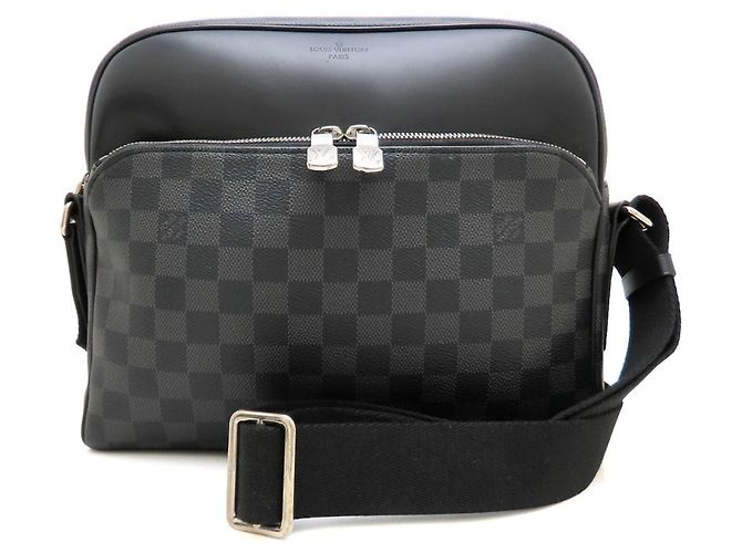 Sac à épaule Louis Vuitton Damier Graphite Dayton PM Marron Noir Damier ebène - vue 2