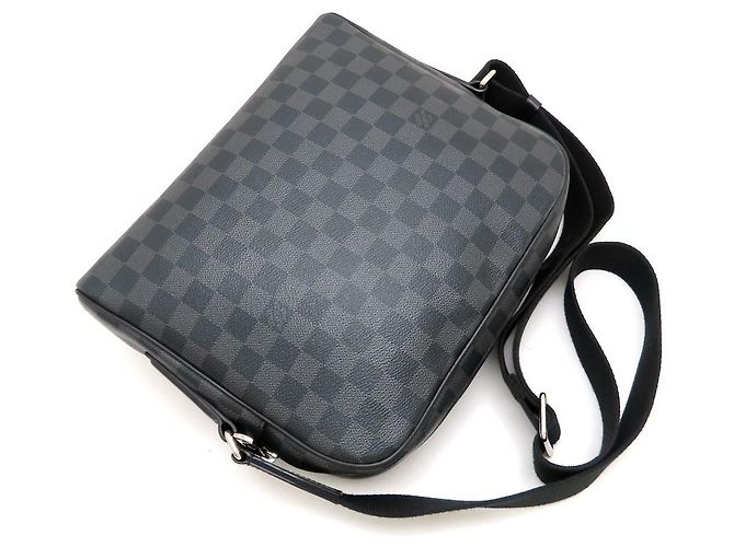 Sac à épaule Louis Vuitton Damier Graphite Dayton PM Marron Noir Damier ebène - vue 5