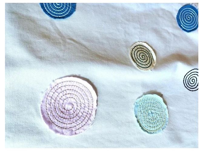 Johnnie Boden Boden Gonna Estiva con Spirali in Rilievo Rosa Bianco Blu Multicolore Beige - vista 4