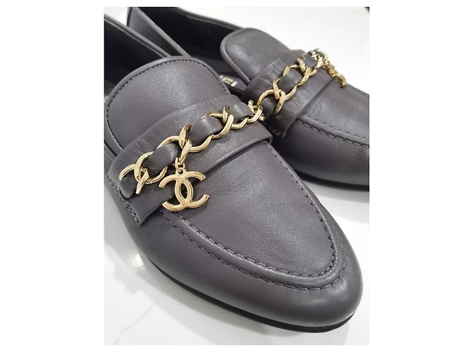 Mocassini Chanel in pelle grigia con catena oro D'oro Grigio - vista 2